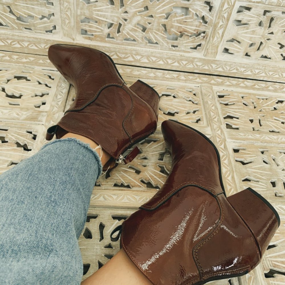 About Arianne Johnny Cowboy Boot